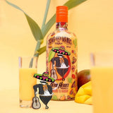 Flasche Mariachi El Mango Tequila-Likör mit Glas Mango-Shot und dekorativer Figur des Mariachi, gelber Hintergrund.