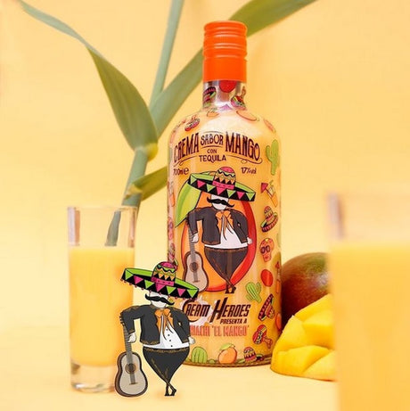 Flasche Mariachi El Mango Tequila-Likör mit Glas Mango-Shot und dekorativer Figur des Mariachi, gelber Hintergrund.