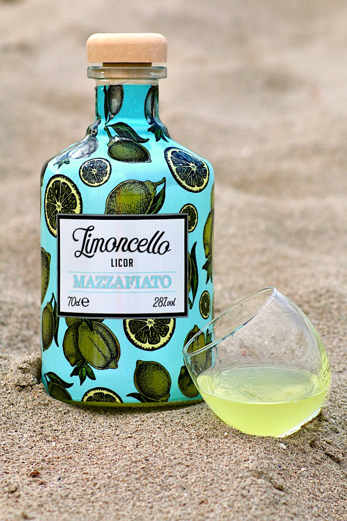 Mazzafiato Limoncello mit Glas am Strand