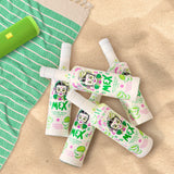 Mex Melonen-Tequila Sahnelikör, vier Flaschen auf Sand mit grün-weißem Handtuch und passendem Lautsprecher.