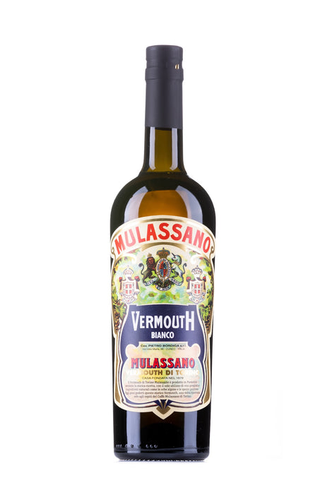 Flasche Vermouth Bianco Mulassano mit kunstvollem Etikett in Rot, Gold und Grün, schwarzem Schraubverschluss, vor weißem Hintergrund.