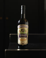 Flasche Vermouth Mulassano vor schwarzem Hintergrund auf dunkler Kante. Etikett: Finished in Hampden Estate cask 202.