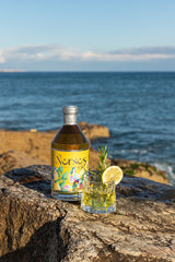 Nerses Sonnengelber Gin Pure mit Rosmarinzweige und Zitrone