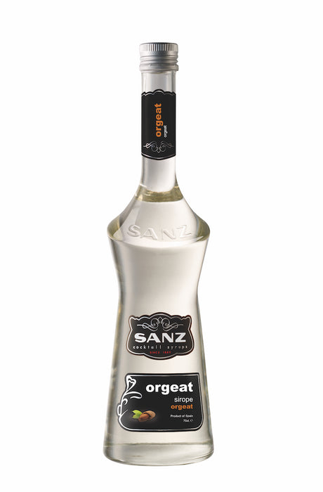 Flasche Sanz Orgeat Sirup, 700 ml, mit durchsichtigem Glas und schwarzem Etikett, das Mandeln zeigt.