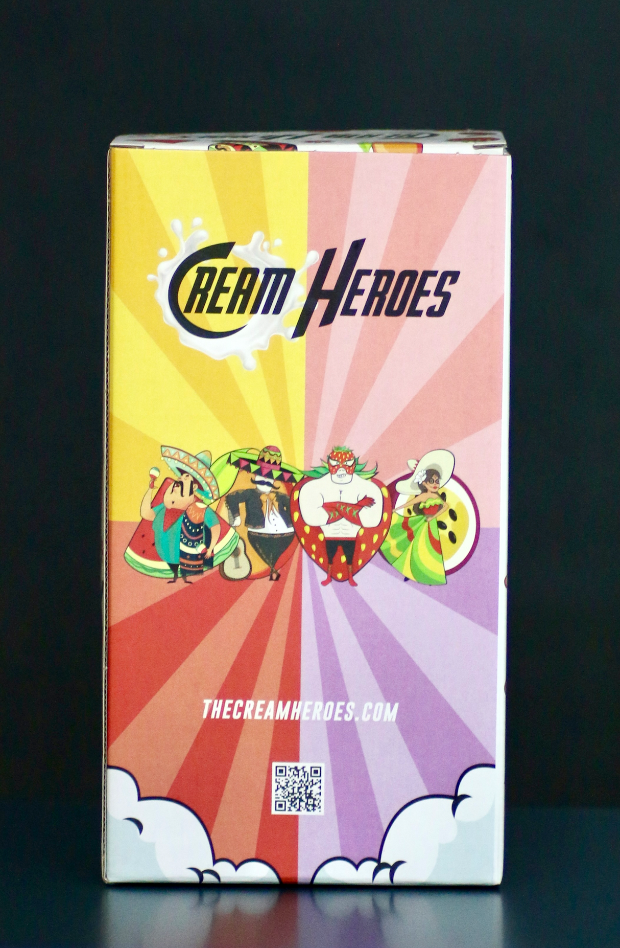 Rückseite der Pancho Sandia Geschenkbox mit „Cream Heroes“-Logo, buntem Design und Illustrationen der Charaktere aus der Likör-Serie.