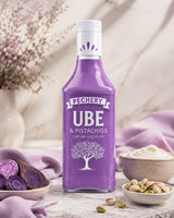 Pechery Ube Pistazien Likör mit Ube, Pistazien und Sahne auf hellem Marmortisch