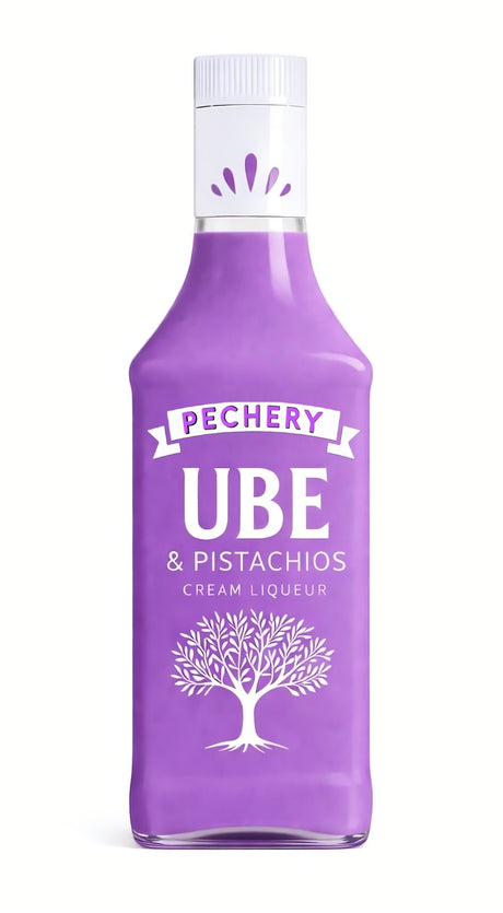 Pechery Ube Pistazien Likör Flasche mit violettem Etikett und Baummotiv vor hellem Hintergrund