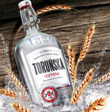 Flasche Toruńska Czysta Wodka mit Weizenähren und Wasser, polnischer Wodka mit 40 % Vol., in Glasflasche mit Bügelverschluss, 500 ml.