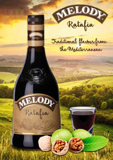 Flasche Melody Ratafia Walnusslikör mit Glas und Walnüssen, vor einer mediterranen Landschaft bei Sonnenuntergang.