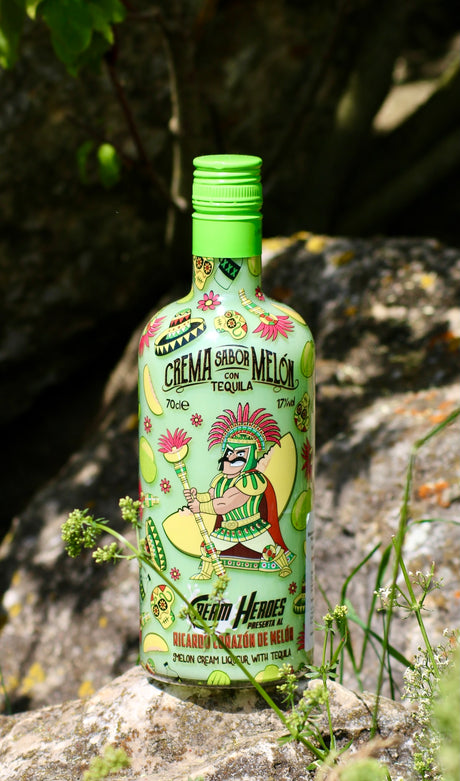 Ricardo Corazon de Melon Melonenlikör Flasche auf Stein zwischen Pflanzen und dunklem Naturhintergrund