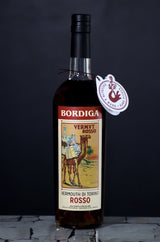 Flasche Bordiga Vermouth di Torino Rosso mit einem Anhänger, der "Raccolto a mano - Hand picked" zeigt, vor einem dunklen Hintergrund.