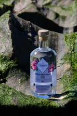 Samara Gin Hibiskus, Honig und Hagebutte auf Stein mit Moos, 700 ml Flasche, London Dry Gin inspiriert von Costa Rica.