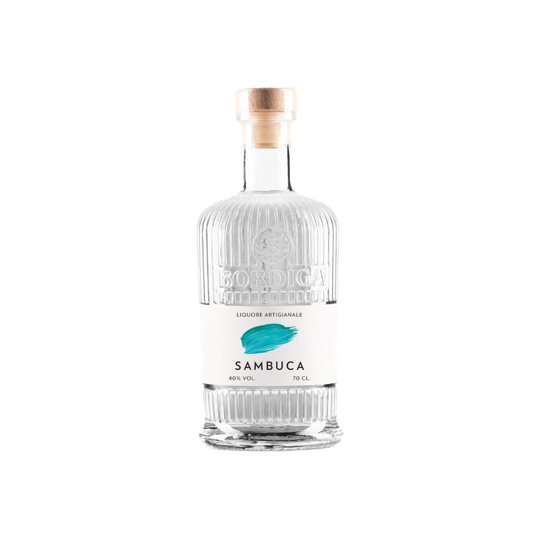 Sambuca Bordiga Flasche aus klarem Glas mit geriffelter Struktur, hellem Etikett und Naturkorken vor weißem Hintergrund