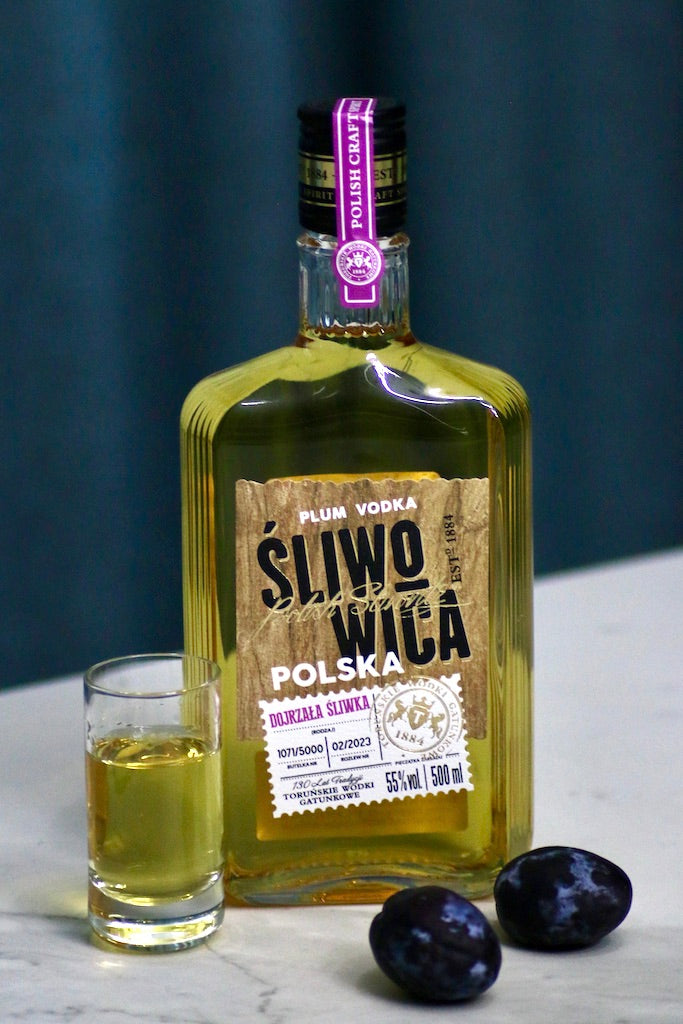 Slivovitz Pflaumen-Vodka aus Polen mit Shotglas