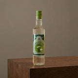 Bornholmer Sommer Akvavit mit Holunderblüte in Flasche auf Holztisch, helles Etikett, Dänemark Spirituose