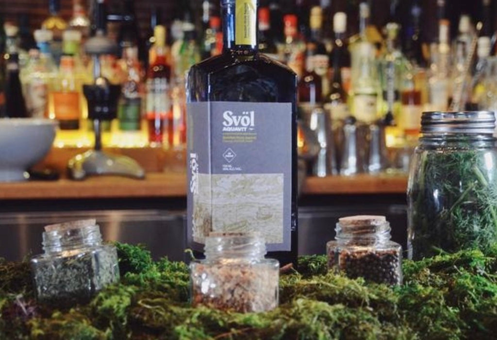 Svöl Aquavit SWE mit Botanicals in a Bar