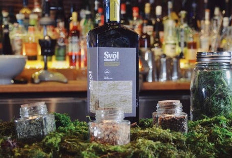 Svöl Aquavit SWE mit Botanicals in a Bar