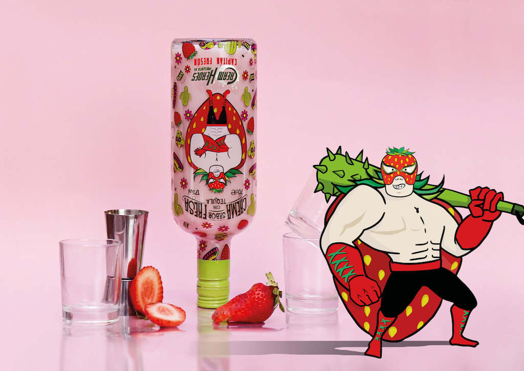 Umgedrehte Flasche Capitan Freson Erdbeercreme-Likör mit Tequila, umgeben von Erdbeeren, Gläsern und Cartoon-Figur des Capitan Freson.