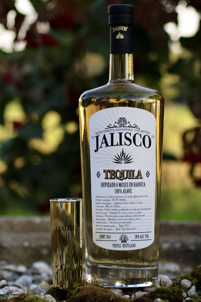 Flasche Tequila Jalisco Reposado mit Tequila-Glas, Etikett zeigt "100% Agave" und "Triple Destilado"