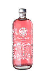 Flasche Alentador Rosé Tequila Cocktail mit Erdbeere, 70 cl, mit dekorativem weißem Design auf rosa Flüssigkeit