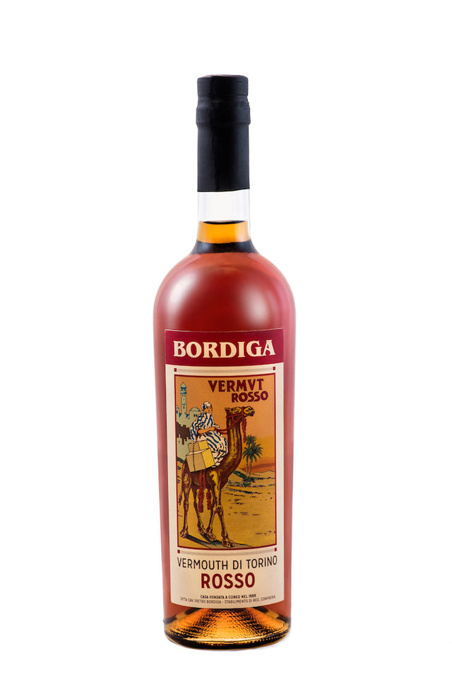 Flasche Bordiga Vermouth di Torino Rosso mit traditionellem Etikett, das einen Mann auf einem Kamel zeigt, vor einem historischen Hintergrund.