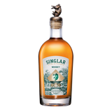 Flasche Whisky Singlar Blend 8Y von Liquoristerie de Provence mit bronzenem Wildschweinverschluss auf weißem Hintergrund