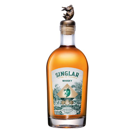 Flasche Whisky Singlar Blend 8Y von Liquoristerie de Provence mit bronzenem Wildschweinverschluss auf weißem Hintergrund