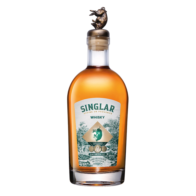 Flasche Whisky Singlar Blend 8Y von Liquoristerie de Provence mit bronzenem Wildschweinverschluss auf weißem Hintergrund