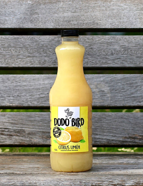 Dodo Bird Citrus Limon Zitronenkonzentrat in einer klaren Flasche mit gelbem Getränk, ideal für Cocktails und Smoothies.